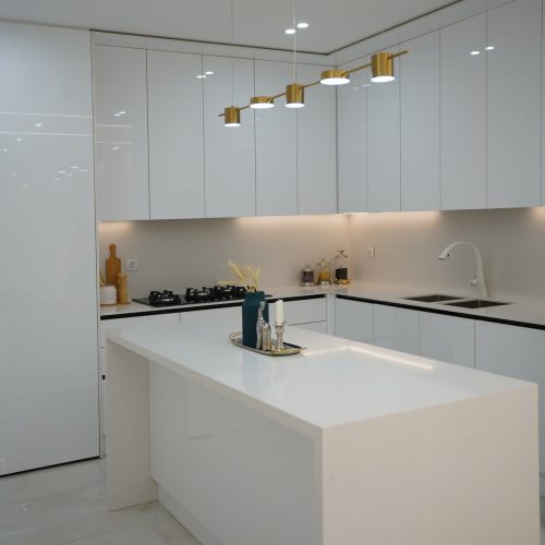 بازسازی آشپزخانه کاشانی سفید مدرن